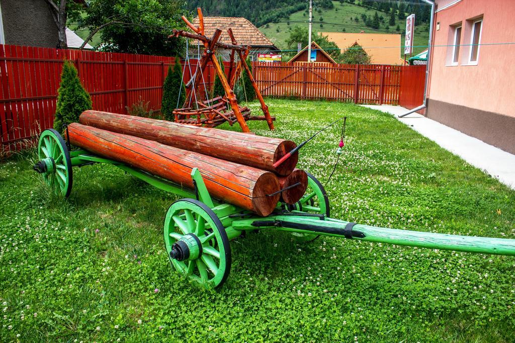 Picnic Panzio Bed & Breakfast Lunca de Sus ภายนอก รูปภาพ