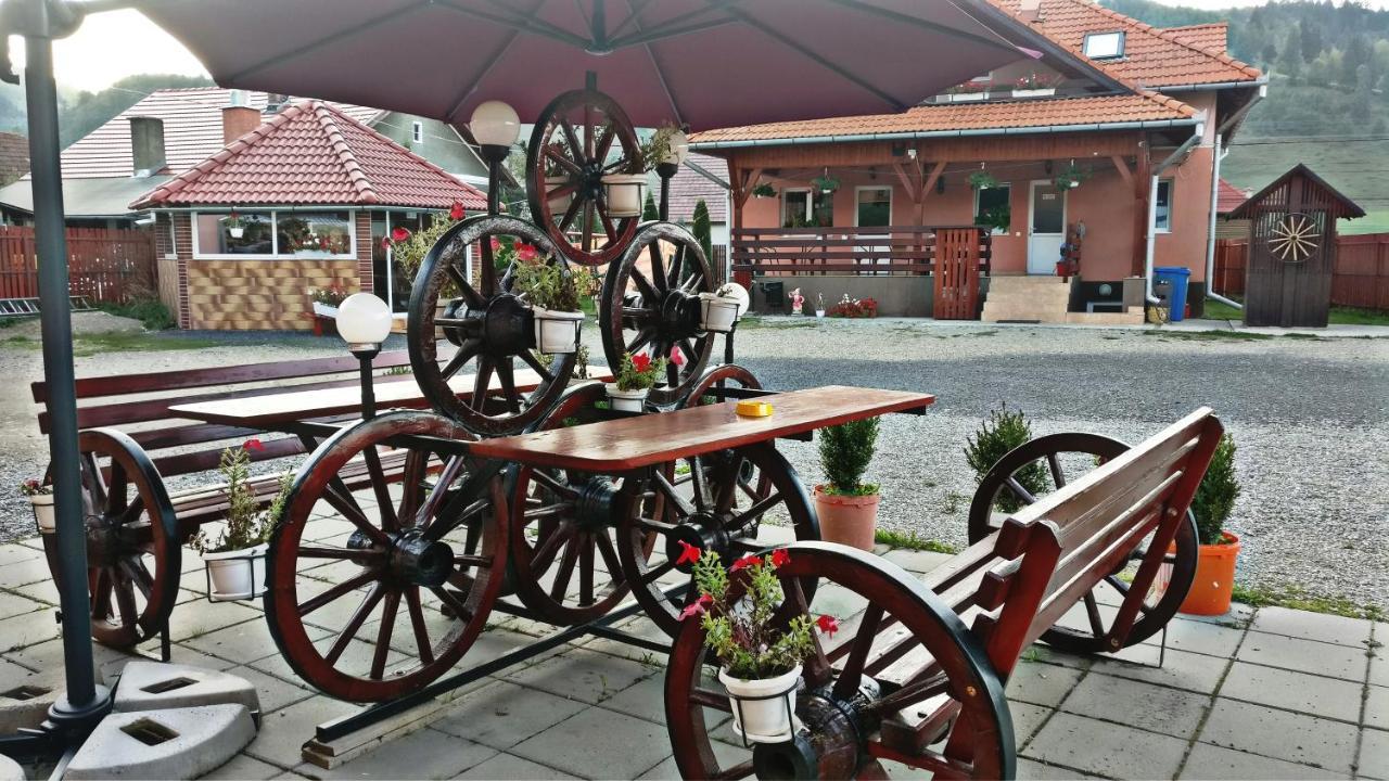 Picnic Panzio Bed & Breakfast Lunca de Sus ภายนอก รูปภาพ